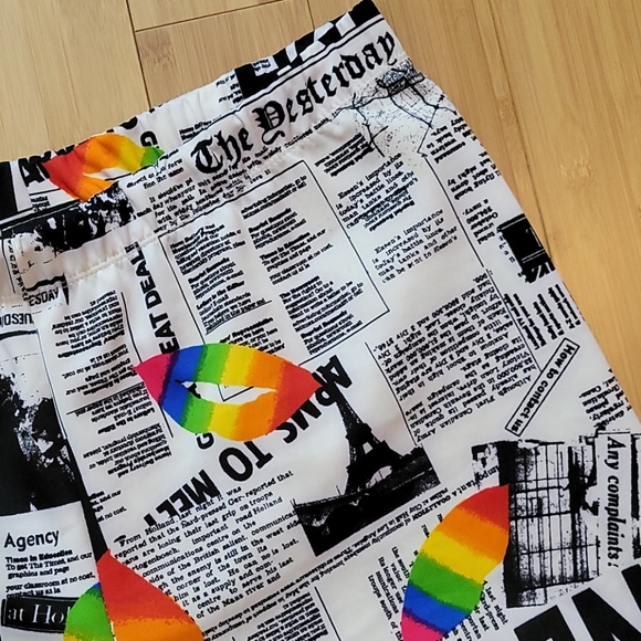 Newspaper print shorts - Picture 2 of 5